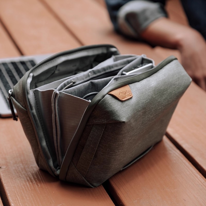 Tech Accessories Designer - حقيبة تخزين الملحقات الرقمية من أجل